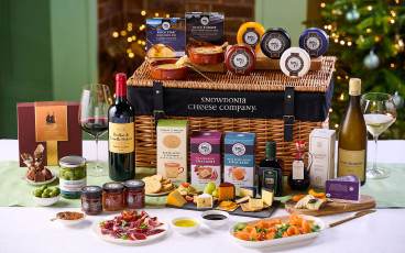 Epicurean-Delights-Hamper-Landcape-1600x1000px
